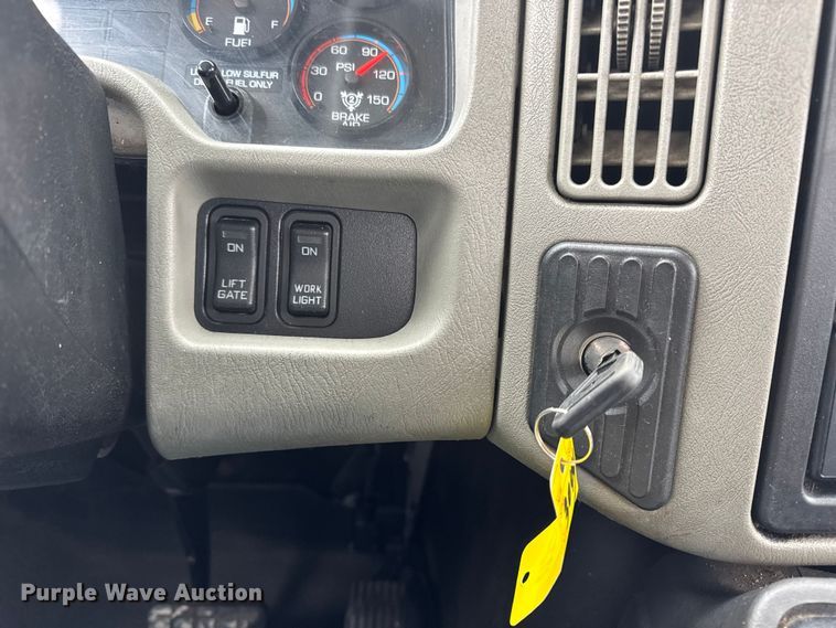 image for item DW6732 2010 International 4300 truck cab and chassis