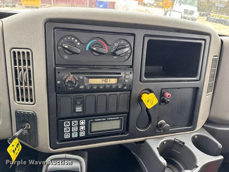 image for item DW6732 2010 International 4300 truck cab and chassis