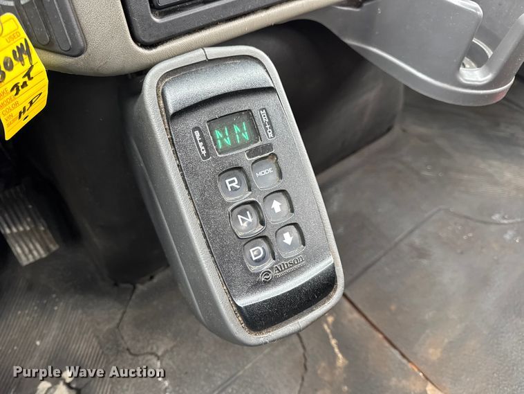 image for item DW6732 2010 International 4300 truck cab and chassis