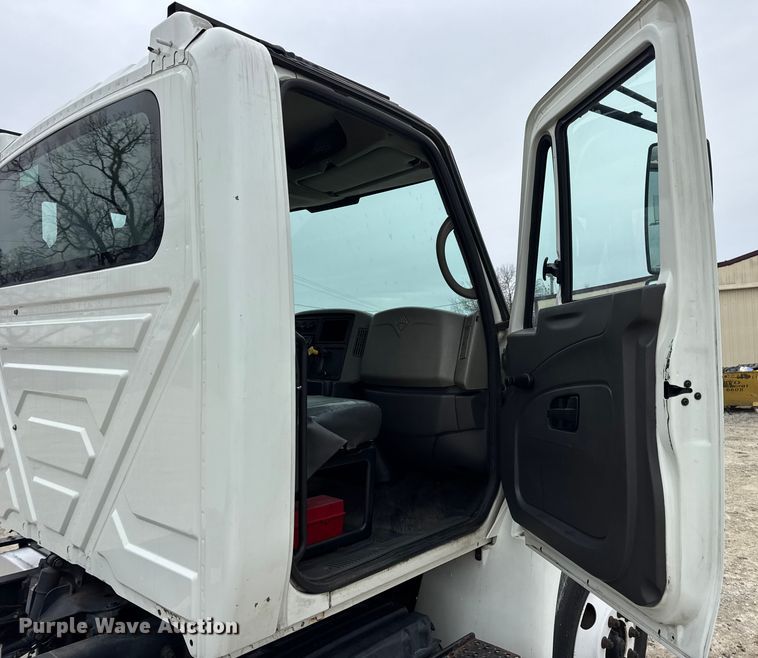 image for item DW6732 2010 International 4300 truck cab and chassis