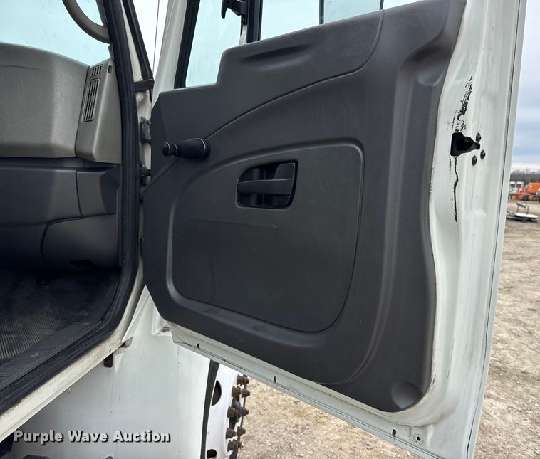 image for item DW6732 2010 International 4300 truck cab and chassis