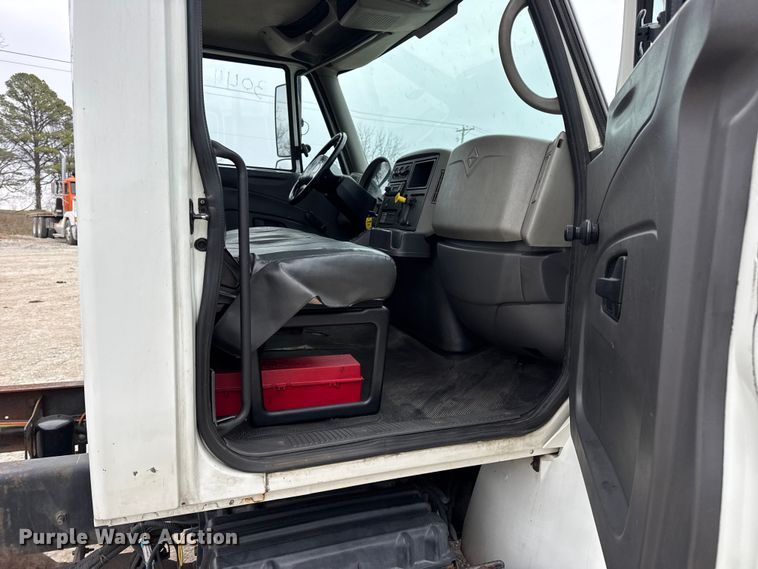 image for item DW6732 2010 International 4300 truck cab and chassis