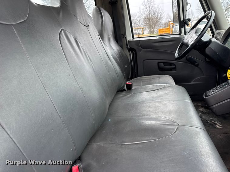 image for item DW6732 2010 International 4300 truck cab and chassis