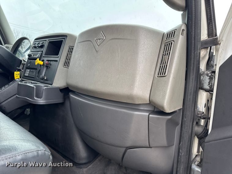 image for item DW6732 2010 International 4300 truck cab and chassis