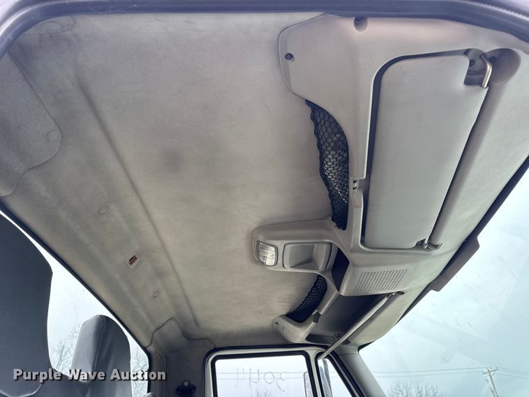 image for item DW6732 2010 International 4300 truck cab and chassis