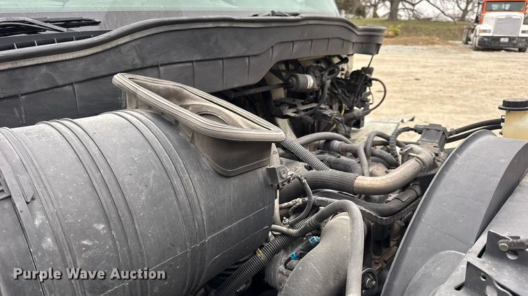 image for item DW6732 2010 International 4300 truck cab and chassis