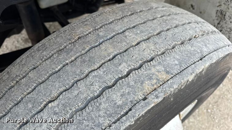 image for item DW6732 2010 International 4300 truck cab and chassis