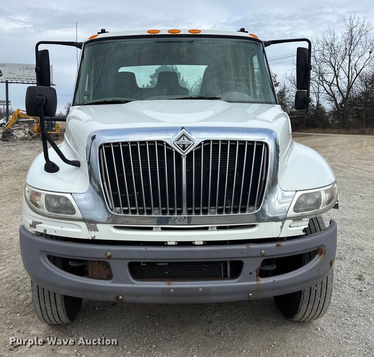 image for item DW6733 2010 International 4300 truck cab and chassis