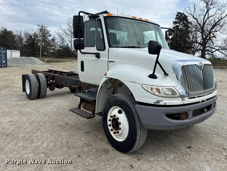 image for item DW6733 2010 International 4300 truck cab and chassis