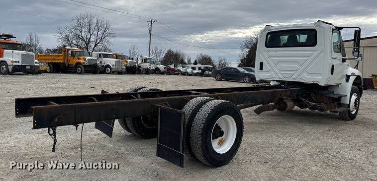 image for item DW6733 2010 International 4300 truck cab and chassis