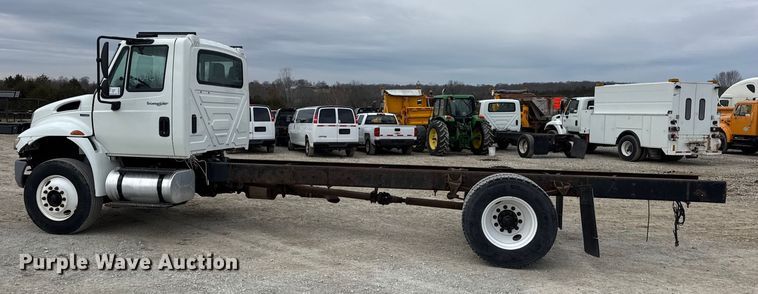image for item DW6733 2010 International 4300 truck cab and chassis