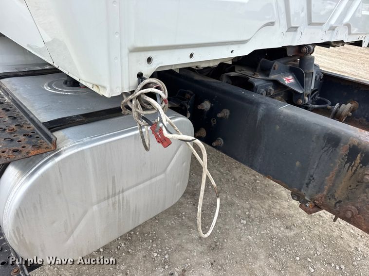 image for item DW6733 2010 International 4300 truck cab and chassis