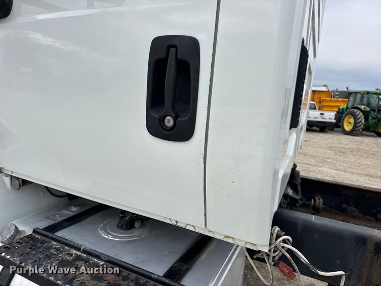 image for item DW6733 2010 International 4300 truck cab and chassis