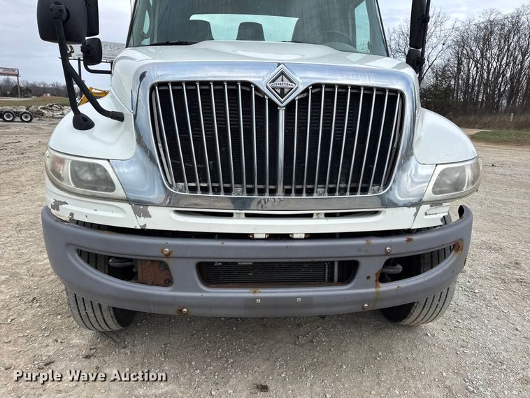 image for item DW6733 2010 International 4300 truck cab and chassis