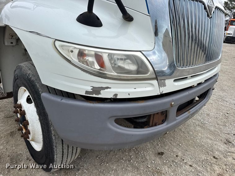 image for item DW6733 2010 International 4300 truck cab and chassis