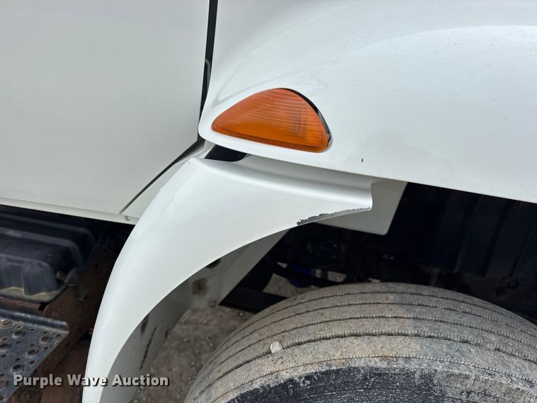 image for item DW6733 2010 International 4300 truck cab and chassis