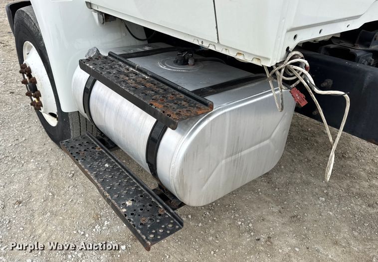 image for item DW6733 2010 International 4300 truck cab and chassis