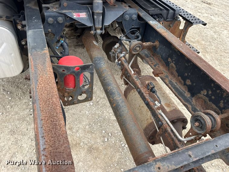 image for item DW6733 2010 International 4300 truck cab and chassis