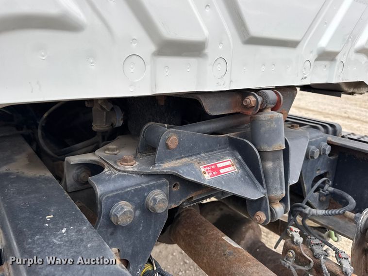 image for item DW6733 2010 International 4300 truck cab and chassis