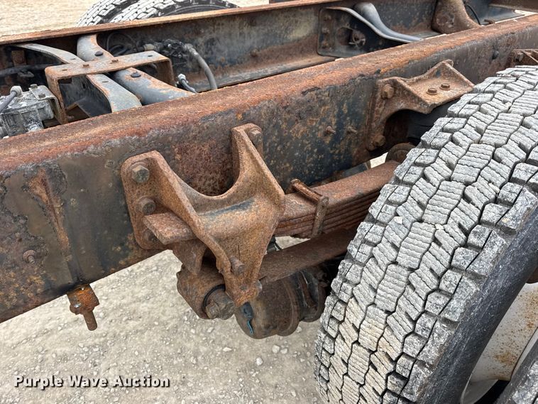 image for item DW6733 2010 International 4300 truck cab and chassis