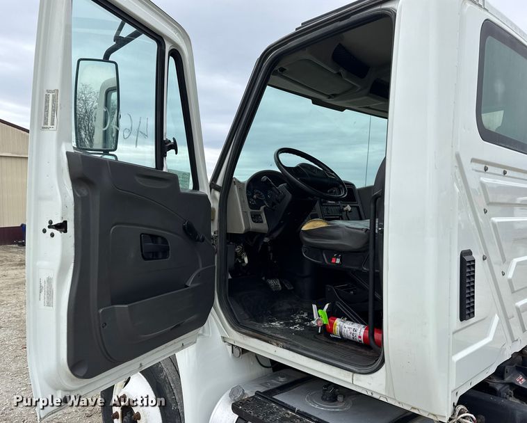 image for item DW6733 2010 International 4300 truck cab and chassis