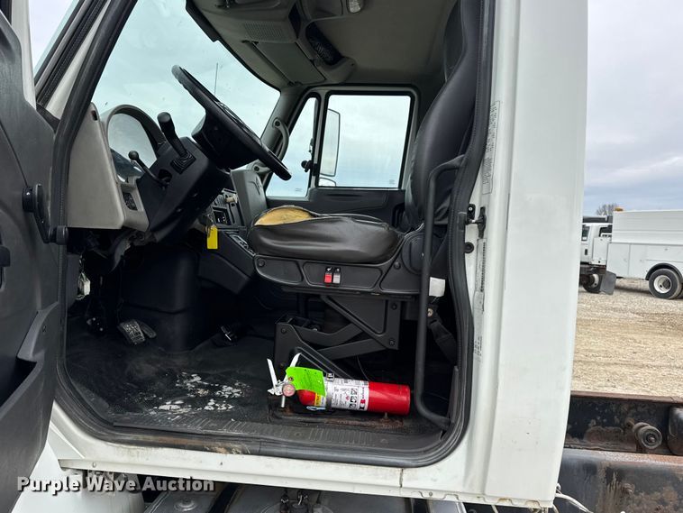image for item DW6733 2010 International 4300 truck cab and chassis