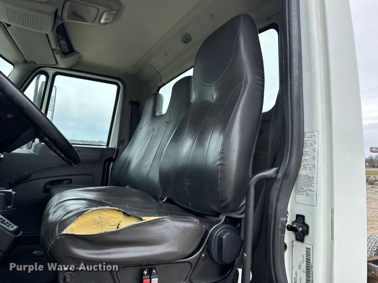 image for item DW6733 2010 International 4300 truck cab and chassis