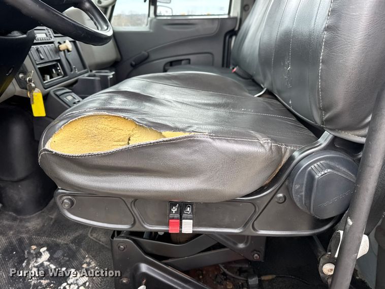 image for item DW6733 2010 International 4300 truck cab and chassis