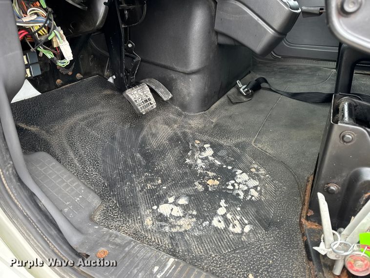 image for item DW6733 2010 International 4300 truck cab and chassis