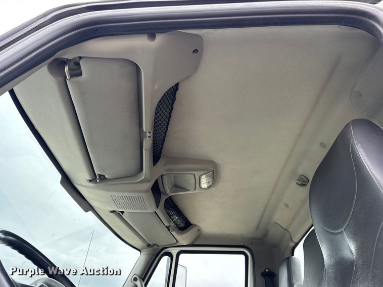 image for item DW6733 2010 International 4300 truck cab and chassis