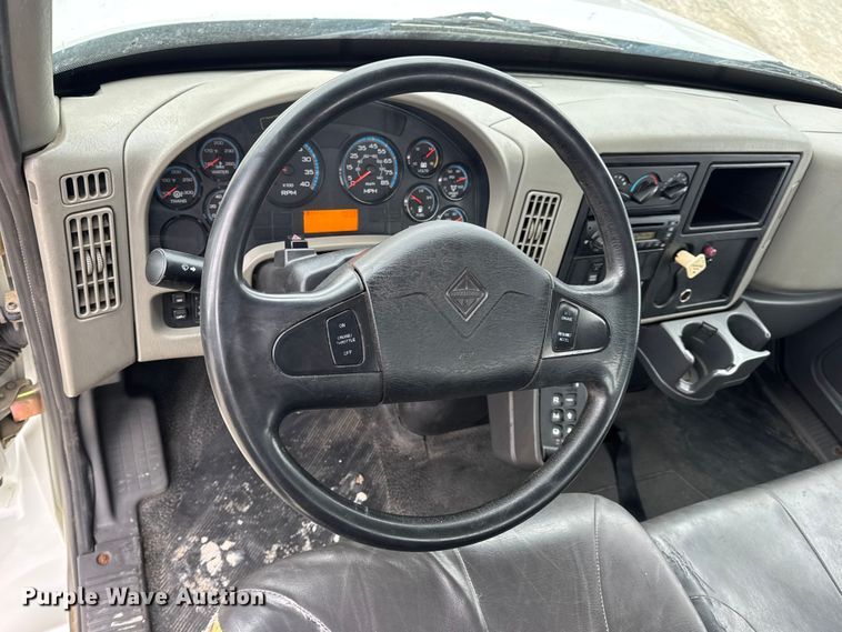 image for item DW6733 2010 International 4300 truck cab and chassis