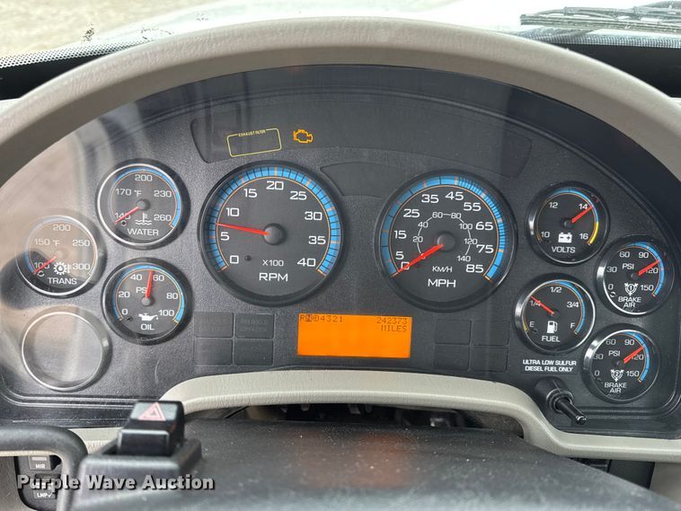 image for item DW6733 2010 International 4300 truck cab and chassis