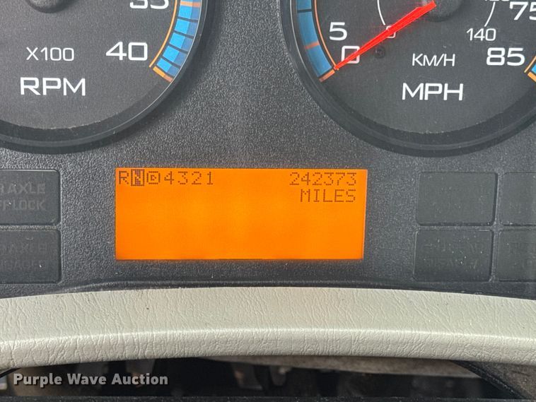 image for item DW6733 2010 International 4300 truck cab and chassis