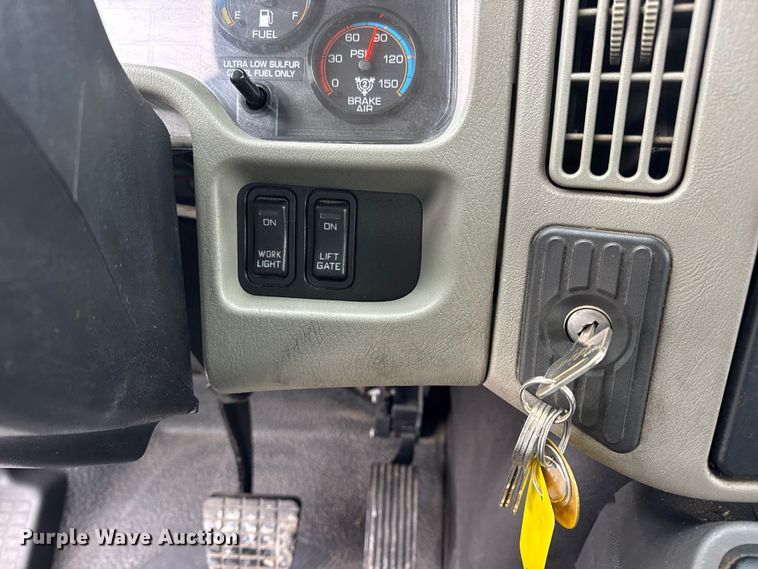 image for item DW6733 2010 International 4300 truck cab and chassis