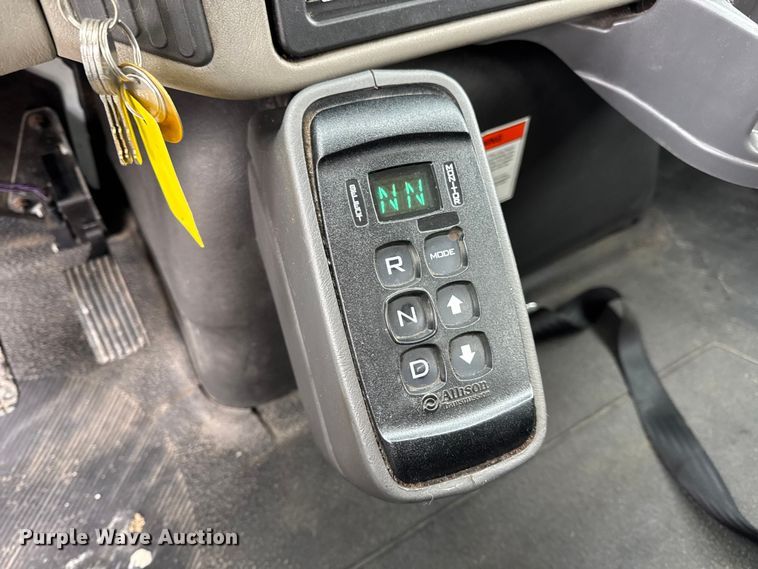 image for item DW6733 2010 International 4300 truck cab and chassis