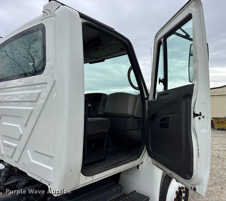 image for item DW6733 2010 International 4300 truck cab and chassis