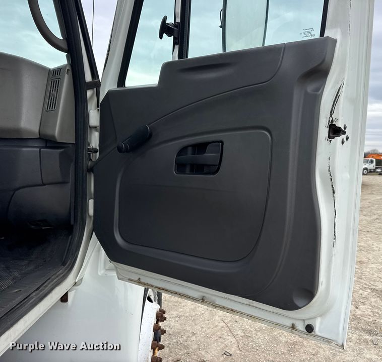 image for item DW6733 2010 International 4300 truck cab and chassis