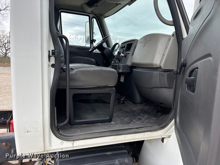 image for item DW6733 2010 International 4300 truck cab and chassis
