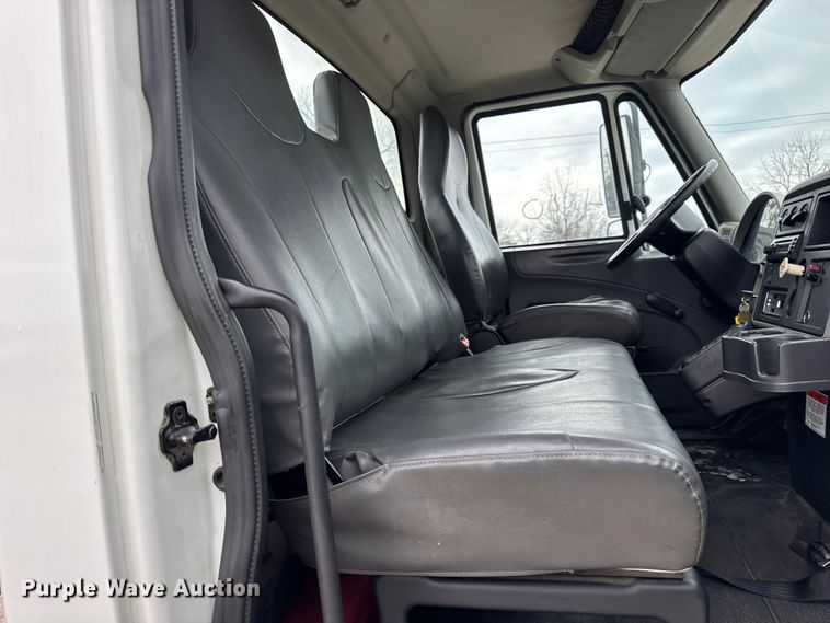 image for item DW6733 2010 International 4300 truck cab and chassis