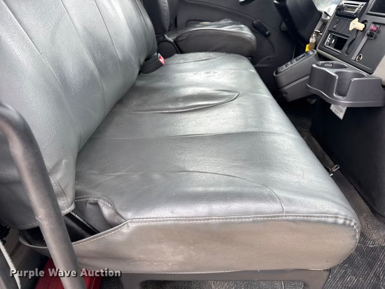 image for item DW6733 2010 International 4300 truck cab and chassis