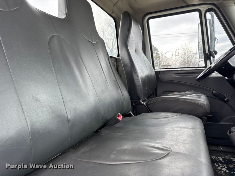 image for item DW6733 2010 International 4300 truck cab and chassis