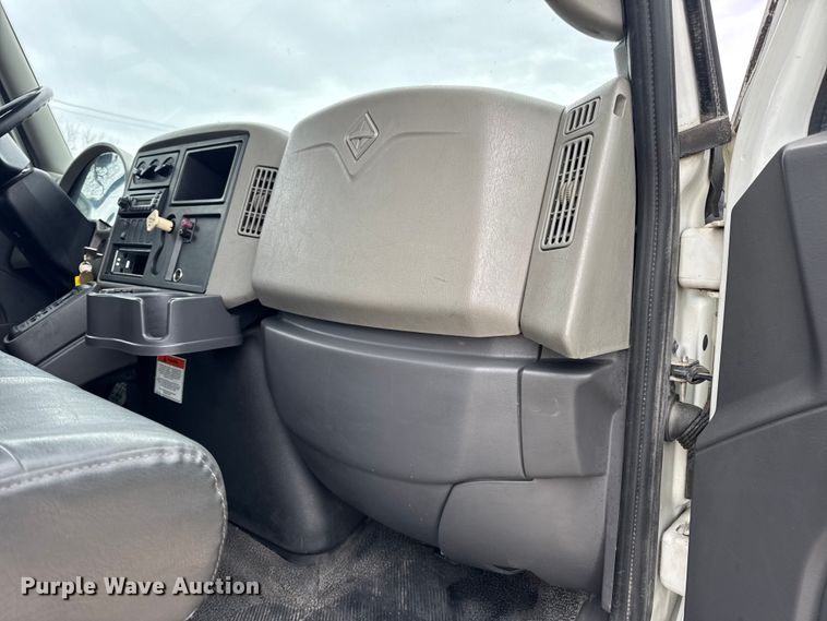 image for item DW6733 2010 International 4300 truck cab and chassis