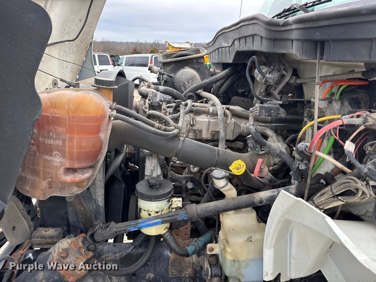 image for item DW6733 2010 International 4300 truck cab and chassis