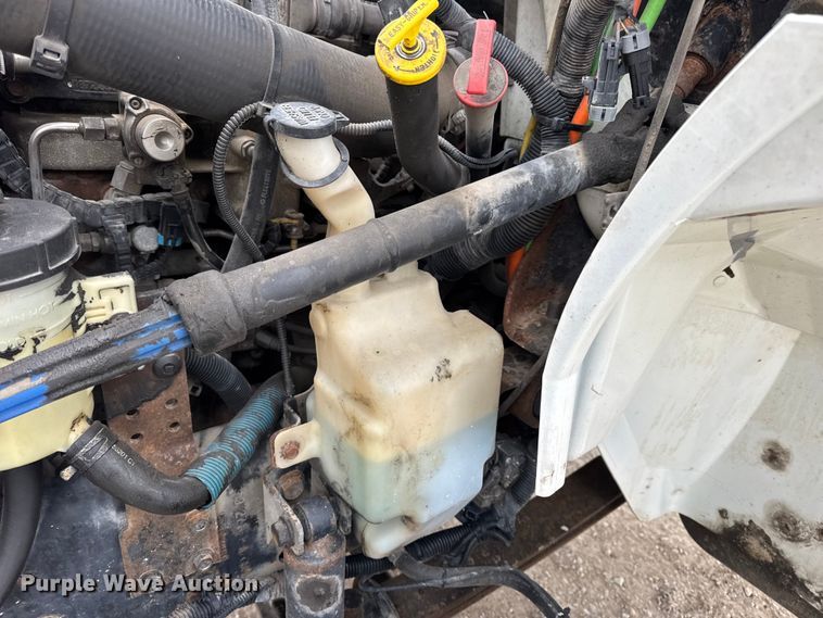 image for item DW6733 2010 International 4300 truck cab and chassis