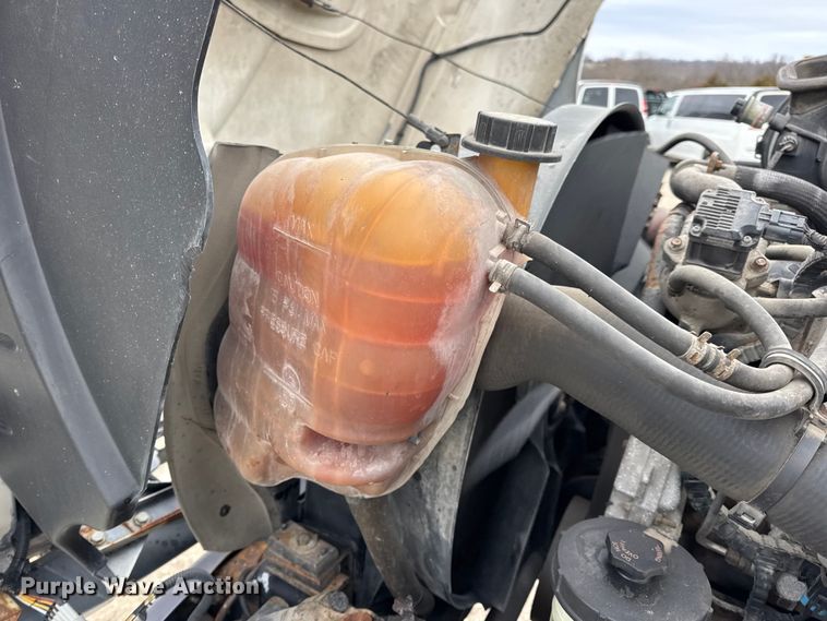 image for item DW6733 2010 International 4300 truck cab and chassis