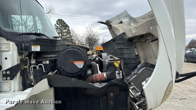 image for item DW6733 2010 International 4300 truck cab and chassis