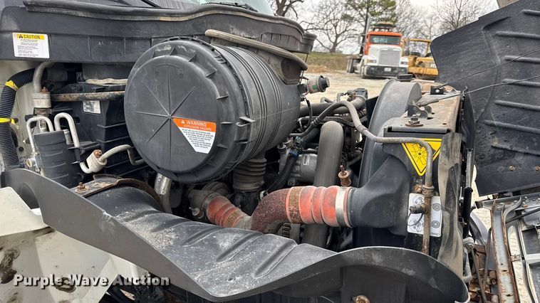 image for item DW6733 2010 International 4300 truck cab and chassis