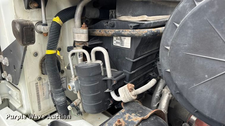 image for item DW6733 2010 International 4300 truck cab and chassis