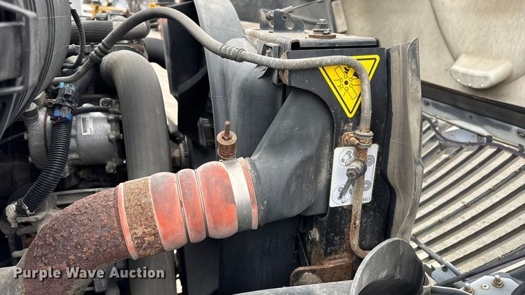 image for item DW6733 2010 International 4300 truck cab and chassis