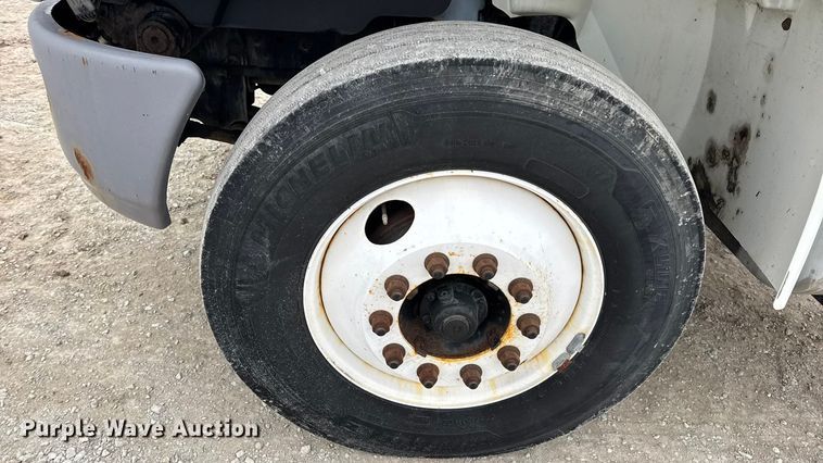 image for item DW6733 2010 International 4300 truck cab and chassis